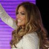 Jennifer Lopez, moulée dans une robe blanche à pois, était de passage sur le plateau de l'émission Dreaming To Sing. Buenos Aires, le 20 juin 2012.