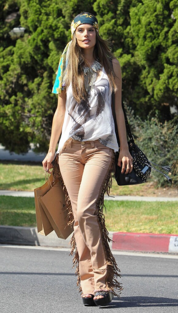 Alessandra Ambrosio, ravissante et amusée, savoure son retour dans la peau d'un top model durant son shooting à Beverly Hills. Le 18 juin 2012.