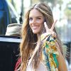 Alessandra Ambrosio, hippie d'un jour, lance un "Deuces" aux photographes durant son shooting à Beverly Hills. Le 18 juin 2012.