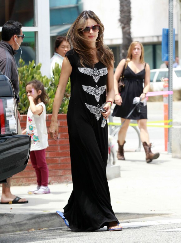 Alessandra Ambrosio, maman relax en maxi-robe, passe chercher sa fille Anja à la sortie de classe. Santa Monica, le 21 juin 2012.