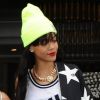 Pour accessoiriser ses looks, Rihanna mise désormais sur le bonnet. Jaune fluo c'est mieux. A Londres, le 23 juin 2012.