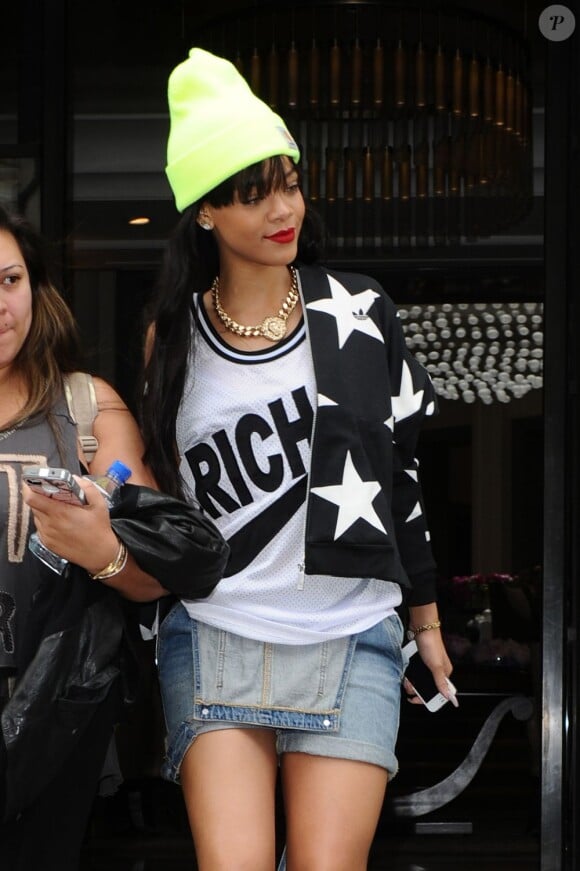 Pour accessoiriser ses looks, Rihanna mise désormais sur le bonnet. Jaune fluo c'est mieux. A Londres, le 23 juin 2012.