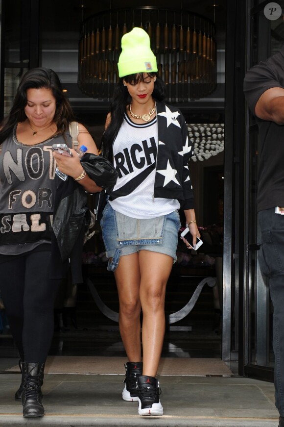 Loin de s'être assagie Rihanna adopte un style de plus en plus streetwear. A Londres, le 23 juin 2012.