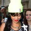 Nouvel it-accessoire et caprice capillaire de Rihanna est le bonnet. A Londres, le 23 juin 2012.