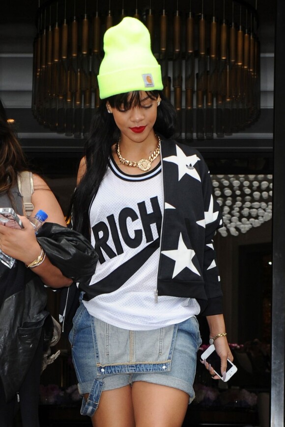Le nouveau chouchou de Rihanna : le bonnet. A Londres, le 23 juin 2012.
