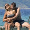 Rafael van der Vaart et sa femme Sylvie amoureux sous le soleil de Saint-Tropez le 23 juin 2012
