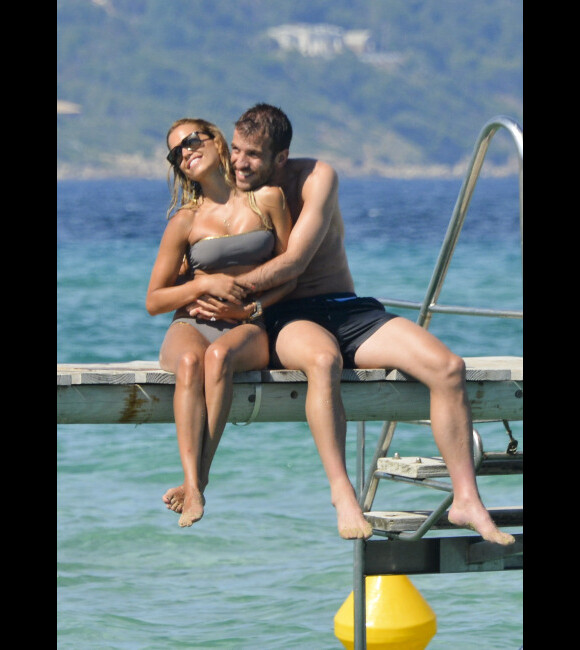 Rafael van der Vaart et sa femme Sylvie amoureux sous le soleil de Saint-Tropez le 23 juin 2012