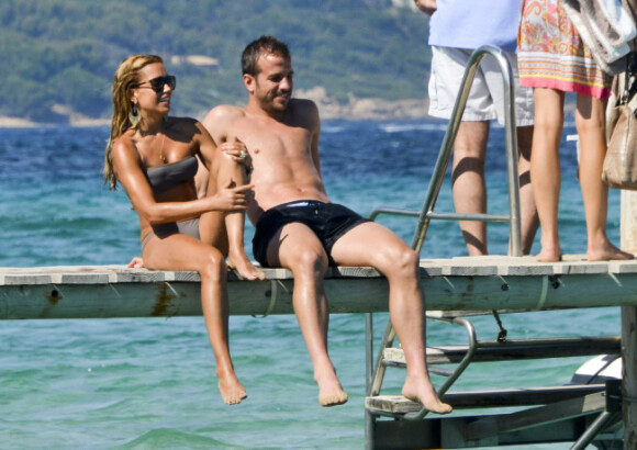 Rafael van der Vaart et sa femme Sylvie profitent du soleil de Saint-Tropez le 23 juin 2012