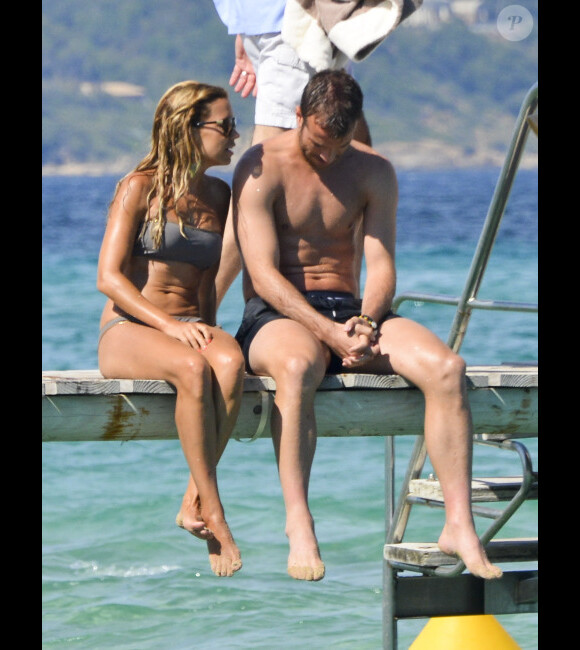 Rafael van der Vaart et sa femme Sylvie profitent du soleil de Saint-Tropez le 23 juin 2012