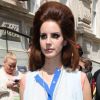 Lana Del Rey affiche une coiffure très particulière lorsqu'elle quitte son hôtel à Londres le 24 juin 2012