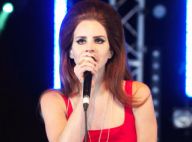 Lana Del Rey : Envoûtante et sexy, elle dévoile ses dessous en plein concert !