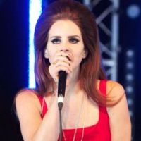 Lana Del Rey : Envoûtante et sexy, elle dévoile ses dessous en plein concert !