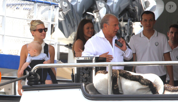 Kate Hudson et Matthew Bellamy, avec leur fils Bingham, ont passé quelques jours sur le yacht de l'homme d'affaires Philip Green, le 25 juin 2012 à Saint-Tropez : La star porte son adorable bébé contre son coeur