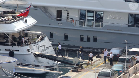 Kate Hudson et Matthew Bellamy, avec leur fils Bingham, ont passé quelques jours sur le superbe yacht de l'homme d'affaires Philip Green, le 25 juin 2012 à Saint-Tropez : ils quittent l'endroit de rêve et le port de Monaco pour rejoindre leur hélicoptère