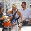 Kate Hudson et Matthew Bellamy, aux anges avec leur fils Bingham, après avoir passé quelques jours sur le yacht de l'homme d'affaires Philip Green, le 25 juin 2012 à Saint-Tropez