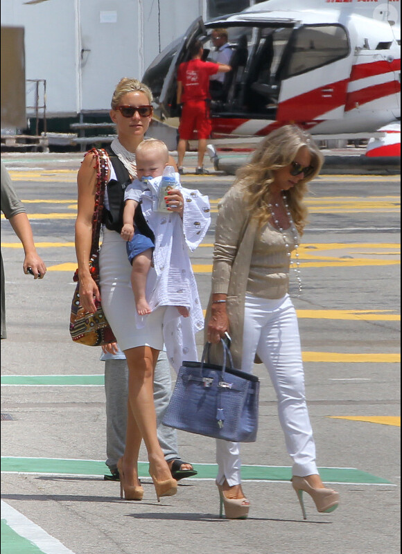 Kate Hudson et Matthew Bellamy, avec leur fils Bingham, ont passé quelques jours sur le yacht de l'homme d'affaires Philip Green, le 25 juin 2012 à Saint-Tropez : ils quittent l'endroit de rêve et le port de Monaco pour rejoindre leur hélicoptère
