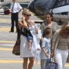 C'est le départ ! Kate Hudson et Matthew Bellamy, avec leur fils Bingham, ont passé quelques jours sur le yacht de l'homme d'affaires Philip Green, le 25 juin 2012 à Saint-Tropez : ils quittent l'endroit de rêve et le port de Monaco pour rejoindre leur hélicoptère