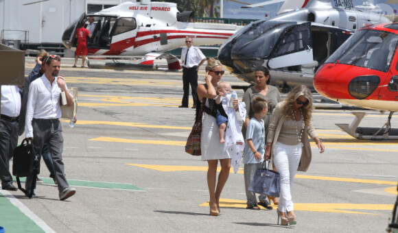 C'est le départ ! Kate Hudson et Matthew Bellamy, avec leur fils Bingham, ont passé quelques jours sur le yacht de l'homme d'affaires Philip Green, le 25 juin 2012 à Saint-Tropez : ils quittent l'endroit de rêve et le port de Monaco pour rejoindre leur hélicoptère