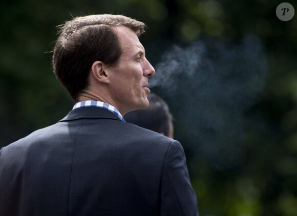 Le prince Joachim de Danemark s'est offert quelques bouffées de nicotine lors de la Classic Race 2012 à Aarhus, le 26 juin.