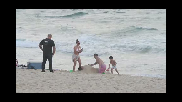 Jennifer Lopez ravie quand ses jumeaux enterrent leur bodyguard dans le sable