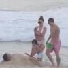 Jennifer Lopez filme ses jumeaux Max et Emme qui enterrent leur garde du corps sur une plage de Rio de Janeiro, le 25 juin 2012.