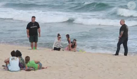 Jennifer Lopez, Casper Smart et les jumeaux Max et Emme sur une plage de Rio de Janeiro, le 25 juin 2012.