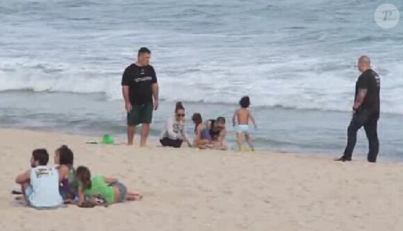 Jennifer Lopez, Casper Smart et les jumeaux Max et Emme sur une plage de Rio de Janeiro, le 25 juin 2012.