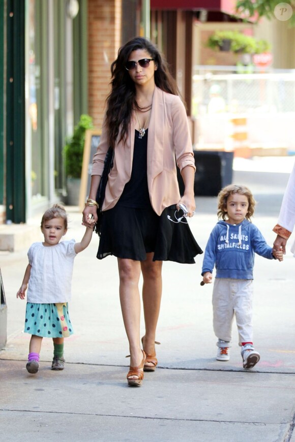 Camilla Alves en famille avec ses enfants et sa maman dans les rues de New York le 27 juin 2012