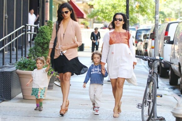 Camilla Alves en famille avec ses enfants et sa maman dans les rues de New York le 27 juin 2012