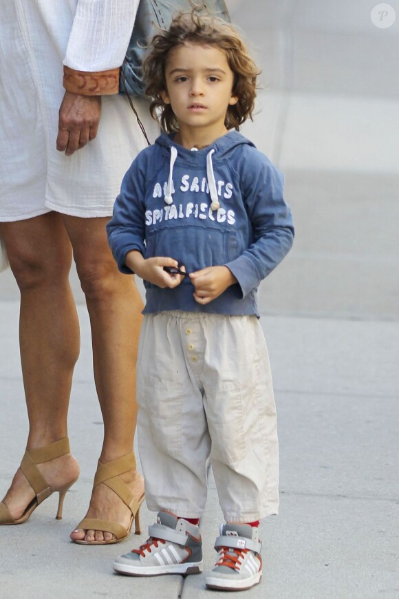 Levi McConaughey fêtera son quatrième anniversaire le 7 juillet 2012. Ici, en balade avec sa maman à New York le 27 juin 2012