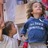 Camila Alves dans les rues de New York profite d'une belle journée pour se balader avec ses enfants Levi et Vida. Le 27 juin 2012