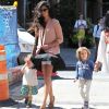 Camila Alves dans les rues de New York profite d'une belle journée pour se balader avec ses enfants Levi et Vida. Le 27 juin 2012