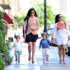 Camila Alves dans les rues de New York profite d'une belle journée pour se balader avec ses enfants Levi et Vida. Le 27 juin 2012