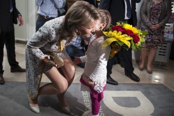 Auprès des plus jeunes, un succès constant... Le prince Philippe et la princesse Mathilde de Belgique étaient en visite en Communauté germanophone le 27 juin 2012.