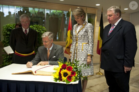 Signature du livre d'or à Eupen. Le prince Philippe et la princesse Mathilde de Belgique étaient en visite en Communauté germanophone le 27 juin 2012.