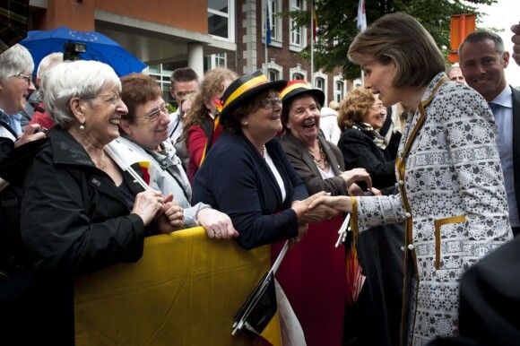 La princesse fait aussi rêver les moins jeunes ! Le prince Philippe et la princesse Mathilde de Belgique étaient en visite en Communauté germanophone le 27 juin 2012.