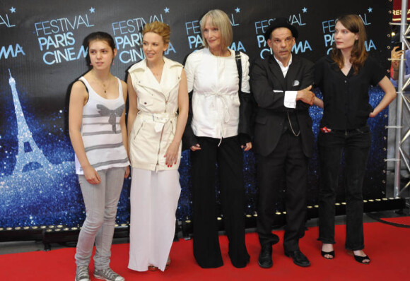 Jeanne Disson, Kylie Minogue, Edith Scob, Denis Lavant et Elise Lohmeau à l'avant-première de Holy Motors lors du Festival Paris Cinéma, le 27 juin 2012.