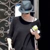 Charlize Theron a pris soin de cacher son crâne rasé, à Los Angeles en juin 2012.