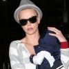 Charlize Theron a pris soin de cacher son crâne rasé, à Los Angeles en juin 2012.