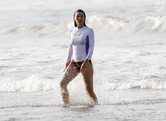Jessica Biel, dirène discrète dans les eaux mouvementées de Porto Rico en attendant son Justin Timberlake en tournage. Juin 2012