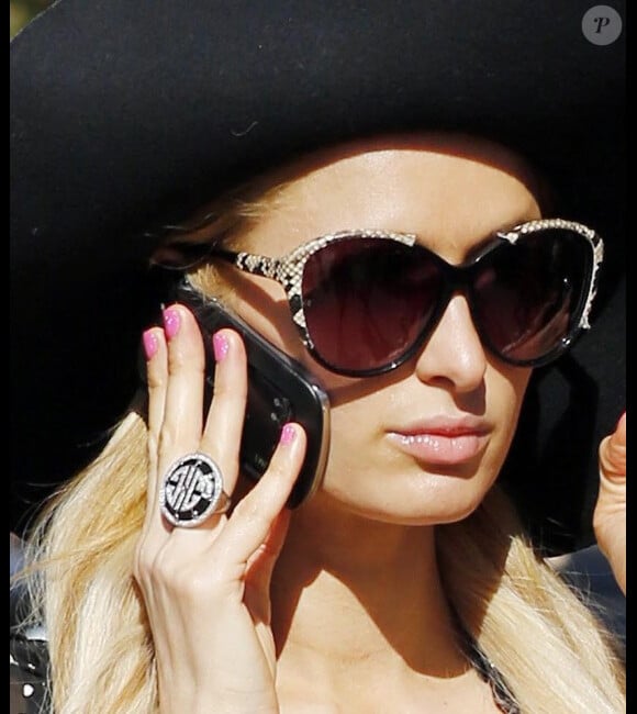 Paris Hilton, téléphone à l'oreille, à Los Angeles, le samedi 30 juin 2012.