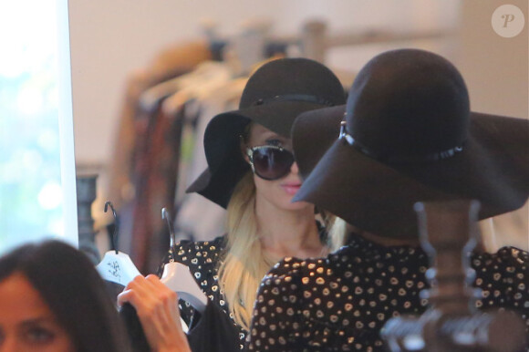 Paris Hilton s'offre une séance de shopping à Los Angeles, le samedi 30 juin 2012.