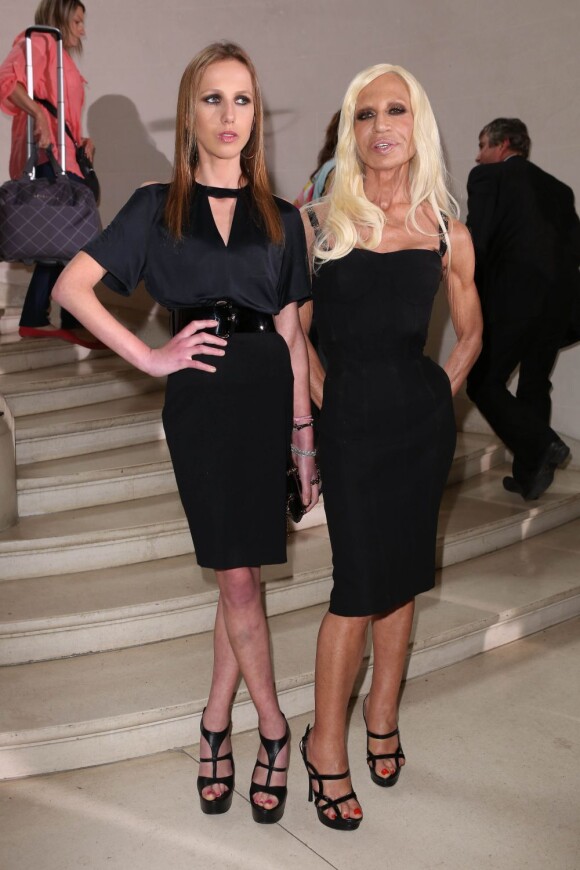 Allegra et Donatella Versace, mère et fille, assistent au défilé haute couture Christian Dior automne-hiver 2012-2013. Paris, le 2 juin 2012.
