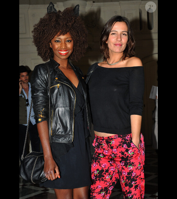 Inna Modja et Zoé Félix lors du défilé de mode haute couture Zahia automne-hiver 2012-2013 le 2 juillet 2012 à l'hôtel Salomon de Rothschild à Paris