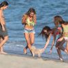 Ashley Tisdale et ses amies profitent de la plage. Malibu, le 2 juillet 2012.
