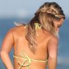 La sexy Ashley Tisdale, d'humeur festive pour son anniversaire, profite de la plage dans un bikini fluo et un mini-short en jean déboutonné. Malibu, le 2 juillet 2012.