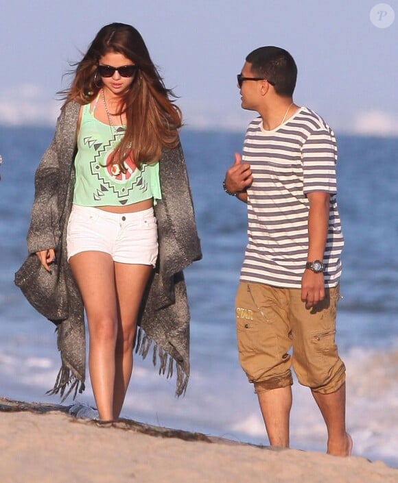 Selena Gomez et un ami étaient présents pour l'anniversaire d'Ashley Tisdale. Malibu, le 2 juillet 2012.