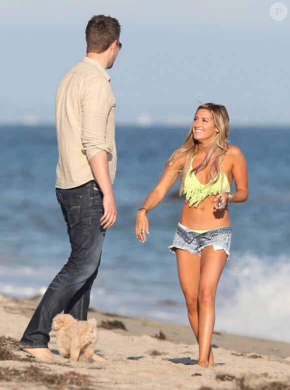 Ashley Tisdale et Scott Speer ont passé l'après-midi du 2 juillet 2012 sur une plage à Malibu pour l'anniversaire de l'actrice.