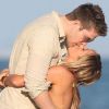 Ashley Tisdale, d'humeur festive pour son anniversaire, profite de la plage dans les bras de son amoureux Scott Speer. Malibu, le 2 juillet 2012.
