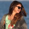 Selena Gomez répondait aux abonnés présents pour l'anniversaire d'Ashley Tisdale. Malibu, le 2 juillet 2012.